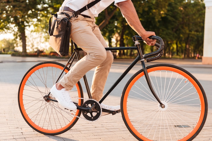 Gratis Foto knappe jonge afrikaanse man vroege ochtend met fiets