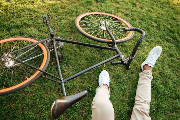 Gratis foto knappe jonge afrikaanse man vroege ochtend met fiets