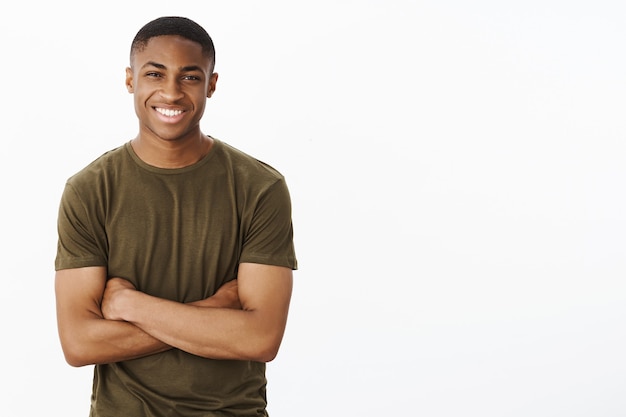 Knappe jonge Afro-Amerikaan met kaki T-shirt