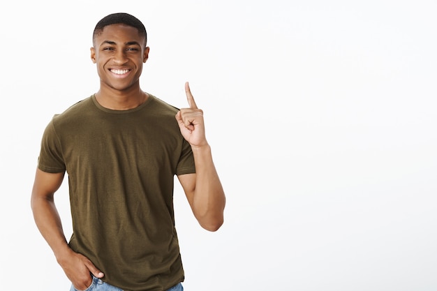 Knappe jonge Afro-Amerikaan met kaki T-shirt