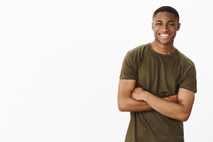 Gratis Foto knappe jonge afro-amerikaan met kaki t-shirt