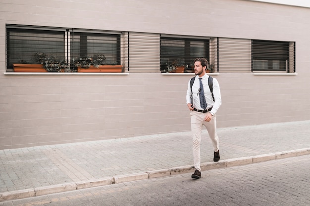 Gratis foto knappe jonge man kruising straat