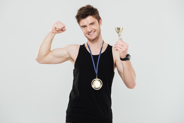 Knappe jonge sportman met medaille en beloning