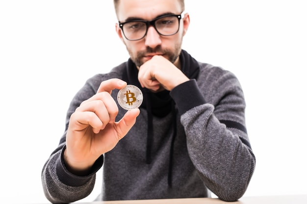 Knappe jongeman denken over bitcoin geïsoleerd op wit