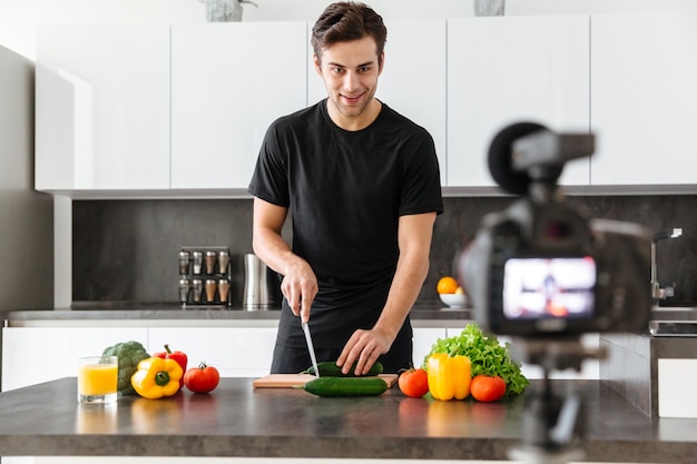 Knappe jongeman filmt zijn video blog aflevering