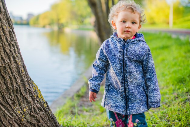 Knappe jongen in het park