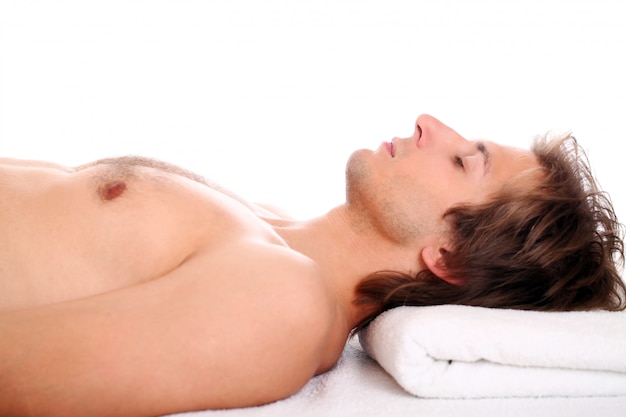 Knappe jongen ontspannen tijdens massage sessie