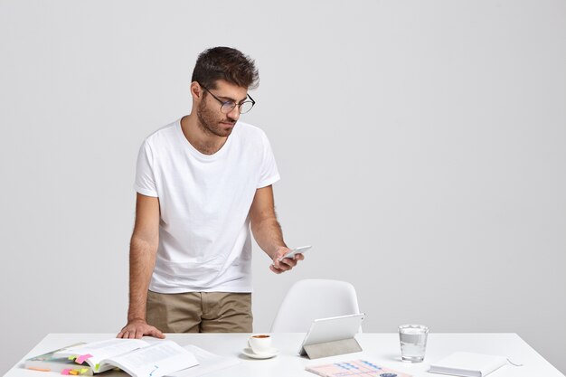 Knappe journalist denkt aan nieuwsprogramma