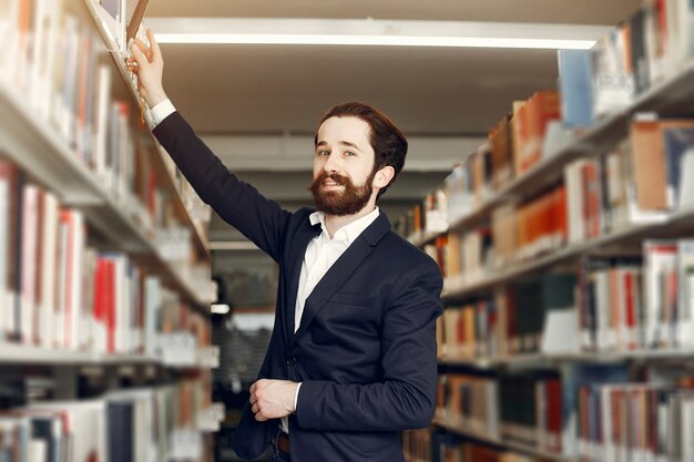 Knappe kerelstudie bij de bibliotheek