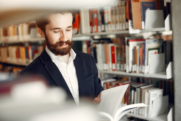 Knappe kerelstudie bij de bibliotheek