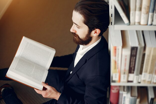 Knappe kerelstudie bij de bibliotheek