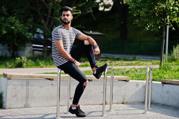 Knappe lange Arabische baard man model bij gestript shirt poseerde buiten Modieuze Arabische man