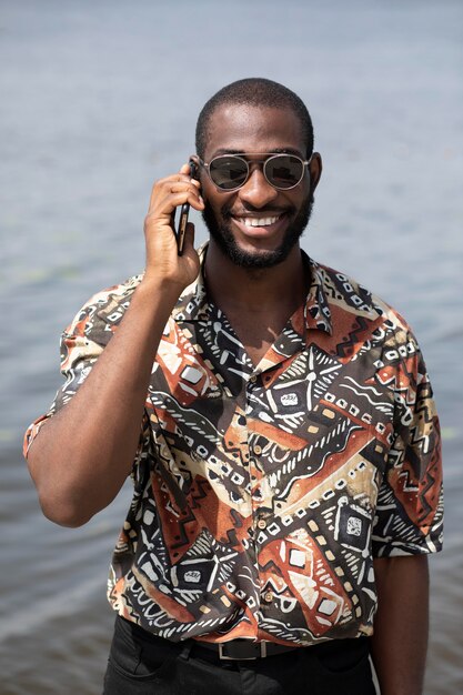 Knappe man die buiten aan de telefoon praat