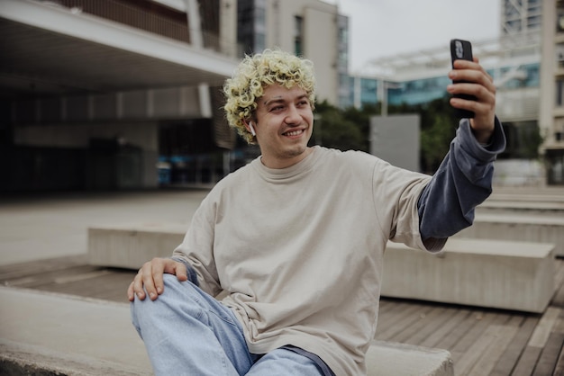 Gratis foto knappe man die lacht aan de telefoon