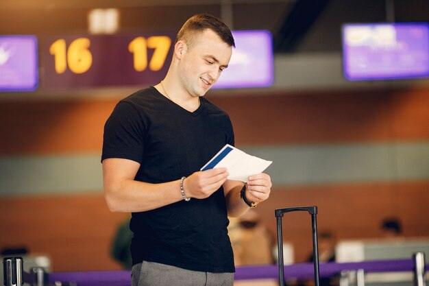 Knappe man die zich in de luchthaven