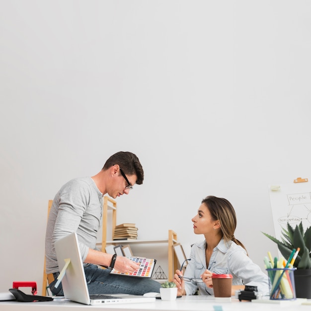 Knappe man en mooie vrouw die over bedrijf spreken