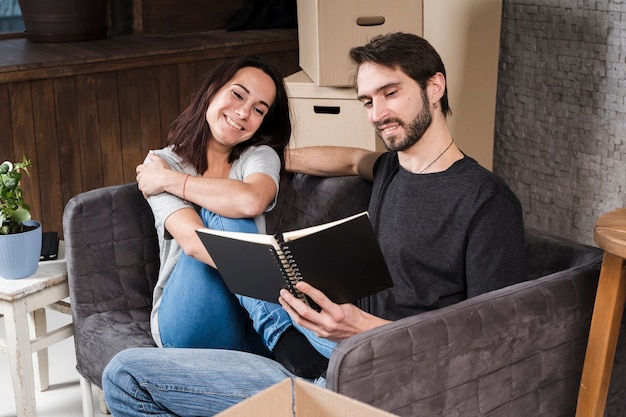 Knappe man en vrouw planning verhuizing