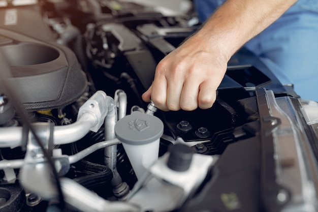 Knappe man in een blauw uniform controleert de auto