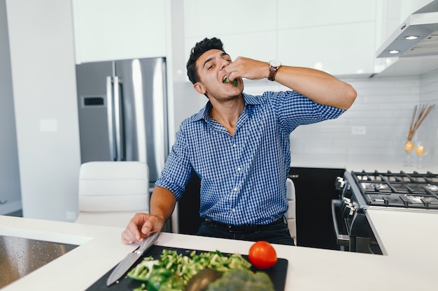 knappe man in een keuken