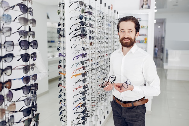 Knappe man in een optiekwinkel