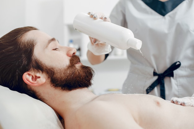 Knappe man in een schoonheidssalon