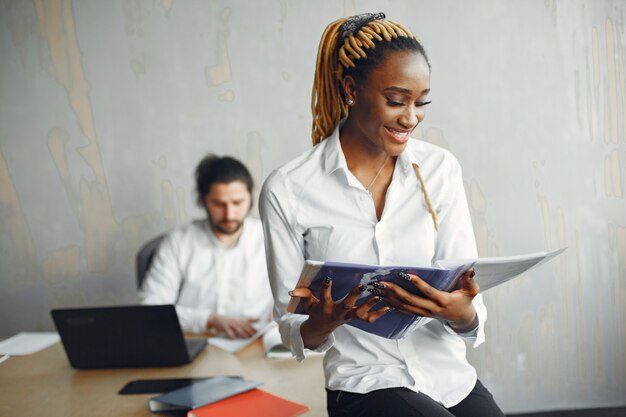 Knappe man in een wit overhemd. Afrikaanse vrouw met partner. Man met een laptop.