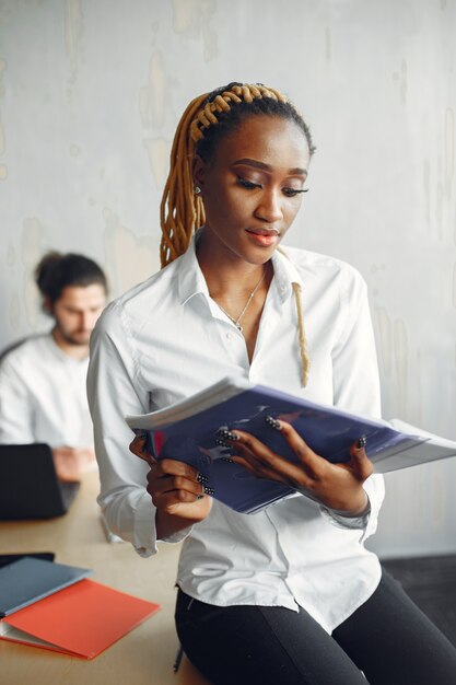 Knappe man in een wit overhemd. Afrikaanse vrouw met partner. Man met een laptop.