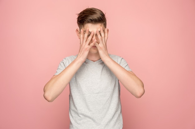 Knappe man in stress geïsoleerd op roze