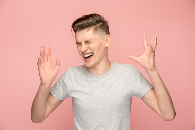 Gratis foto knappe man in stress geïsoleerd op roze