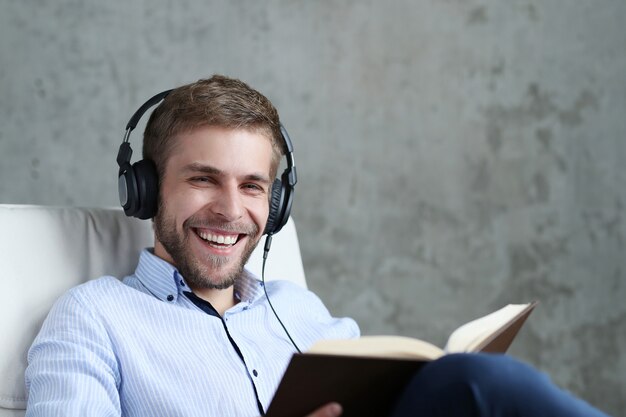 Knappe man luisteren muziek op koptelefoon