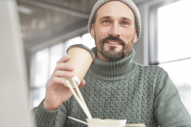 Knappe man met baard en kopje koffie