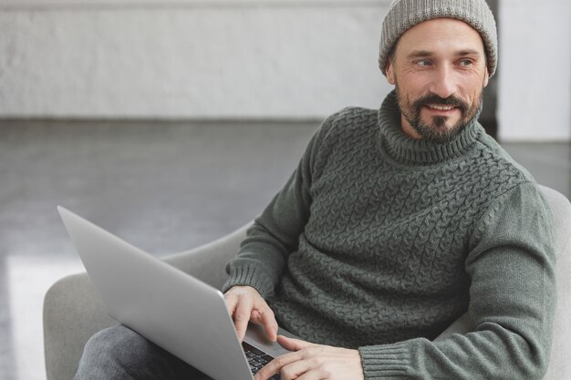 Knappe man met baard en laptop