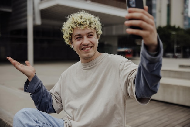 Gratis foto knappe man met een telefoon