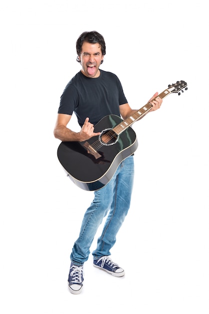 Knappe man met gitaar op witte achtergrond