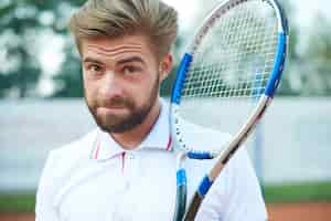 Gratis foto knappe man met het racket