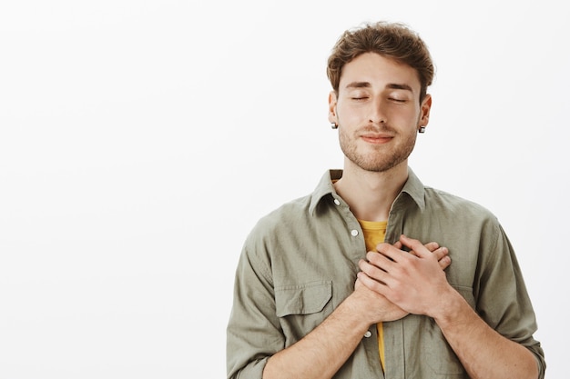 Gratis foto knappe man poseren in de studio