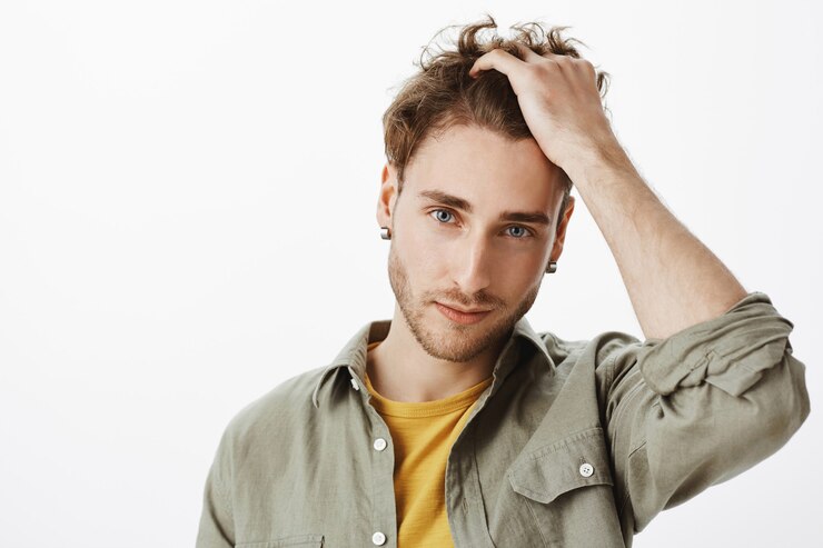Gratis Foto knappe man poseren in de studio