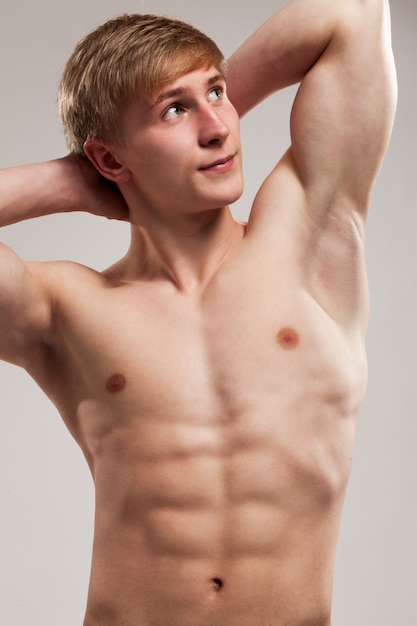 Gratis foto knappe man poseren met naakte torso