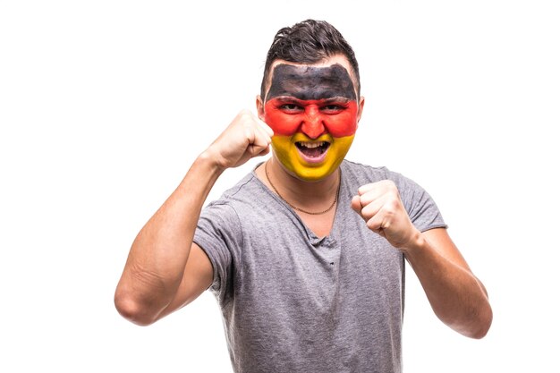 Knappe man supporter fan van Duitsland nationale ploeg met geschilderde vlag gezicht krijgen gelukkige overwinning schreeuwen in een camera. Fans van emoties.