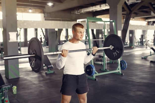 Knappe man training in de sportschool