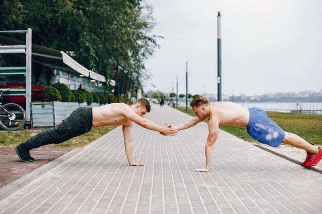 Knappe man training in een zomer park