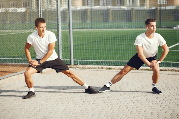 Knappe man training in een zomer park