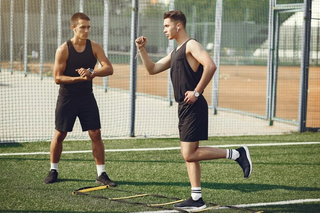 Knappe man training in een zomer park