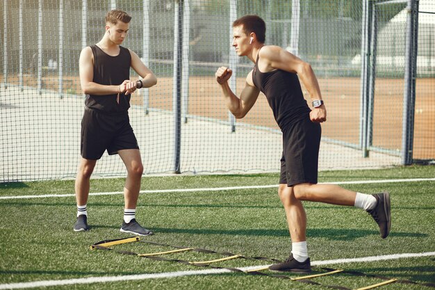 Knappe man training in een zomer park