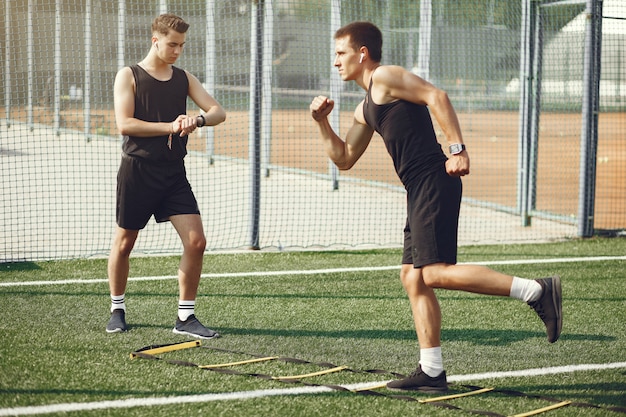 Knappe man training in een zomer park