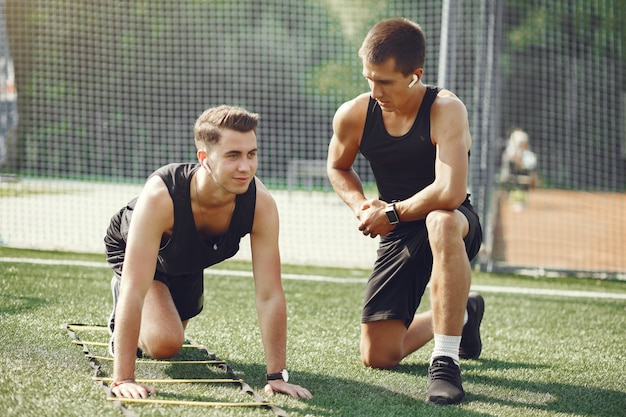 Knappe man training in een zomer park