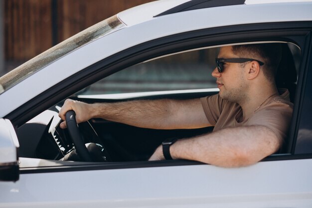 Knappe man zijn auto rijden