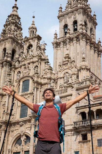 Knappe mannelijke reiziger bij een historische kathedraal
