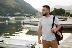 Gratis foto knappe mannelijke reiziger in montenegro