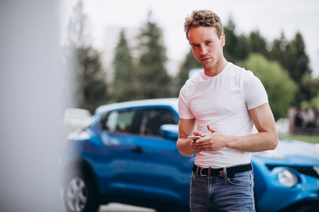 Gratis foto knappe mensentoerist die een auto kopen